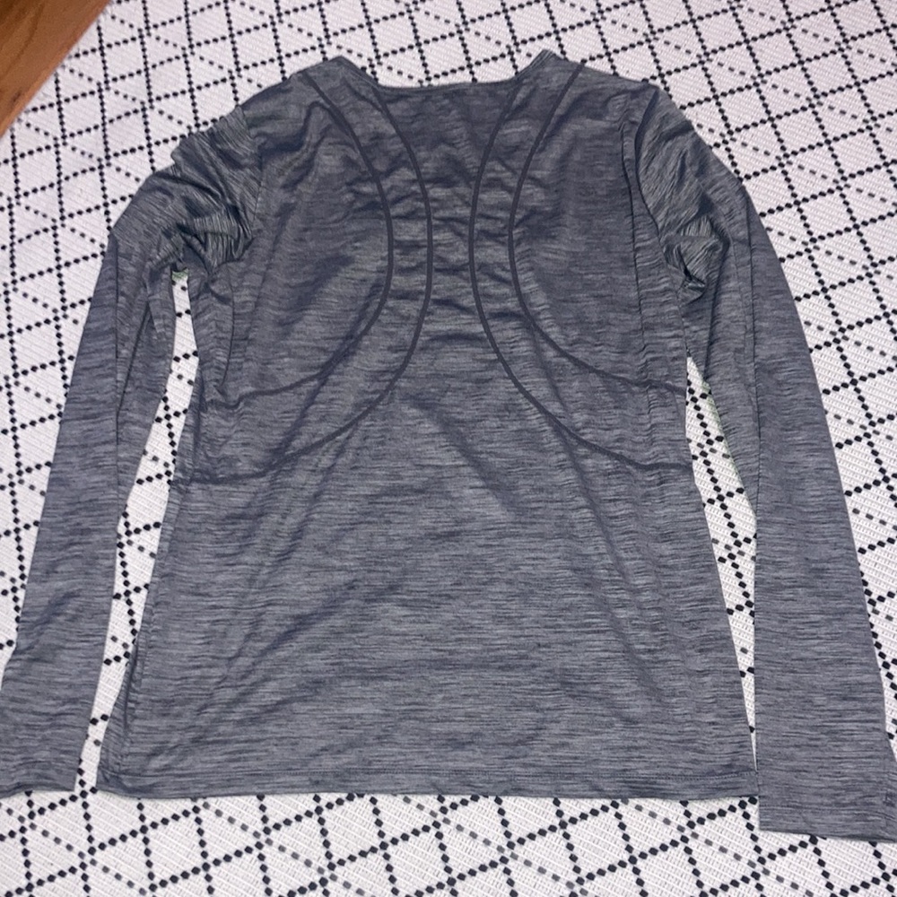 2 Reebok workout shirts - Picture 5 of 6